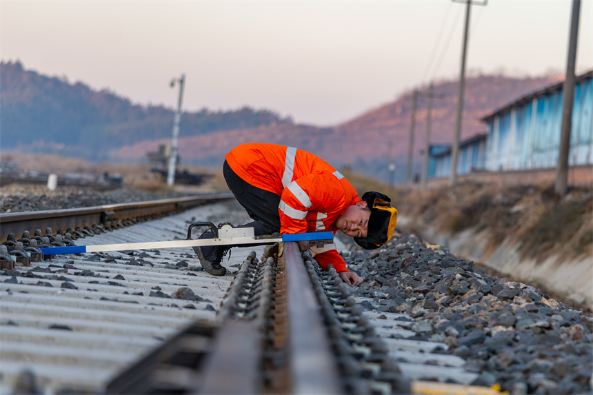 作業人員在觀察線路。項梁攝