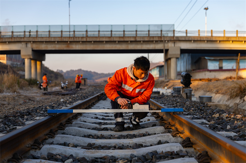 作業人員檢查線路幾何尺寸。項梁攝