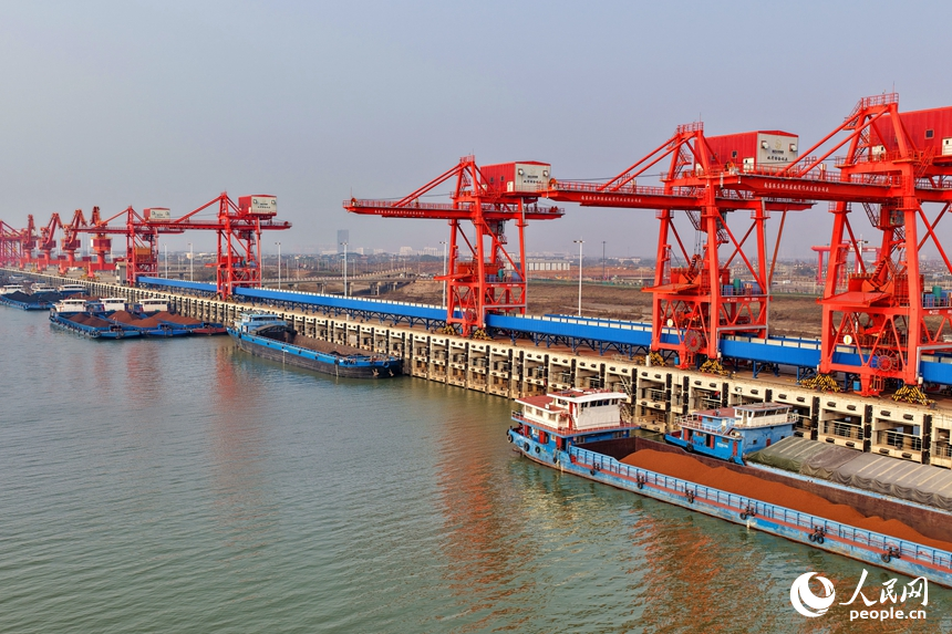 南昌港東新港區姚灣作業區綜合碼頭，吊機來回循環作業，物資裝卸有序進行。人民網記者 朱海鵬攝