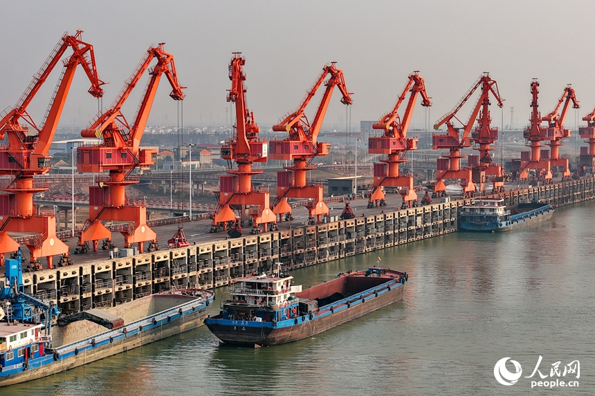 南昌港東新港區姚灣作業區綜合碼頭，吊機來回循環作業，物資裝卸有序進行。人民網記者 朱海鵬攝