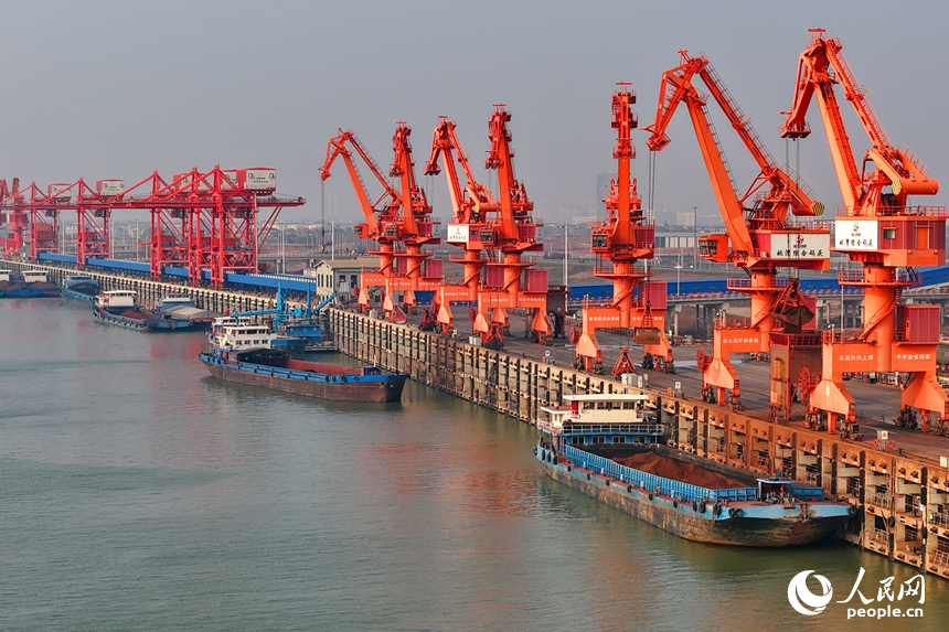 南昌港東新港區姚灣作業區綜合碼頭，吊機來回循環作業，物資裝卸有序進行。人民網記者 朱海鵬攝