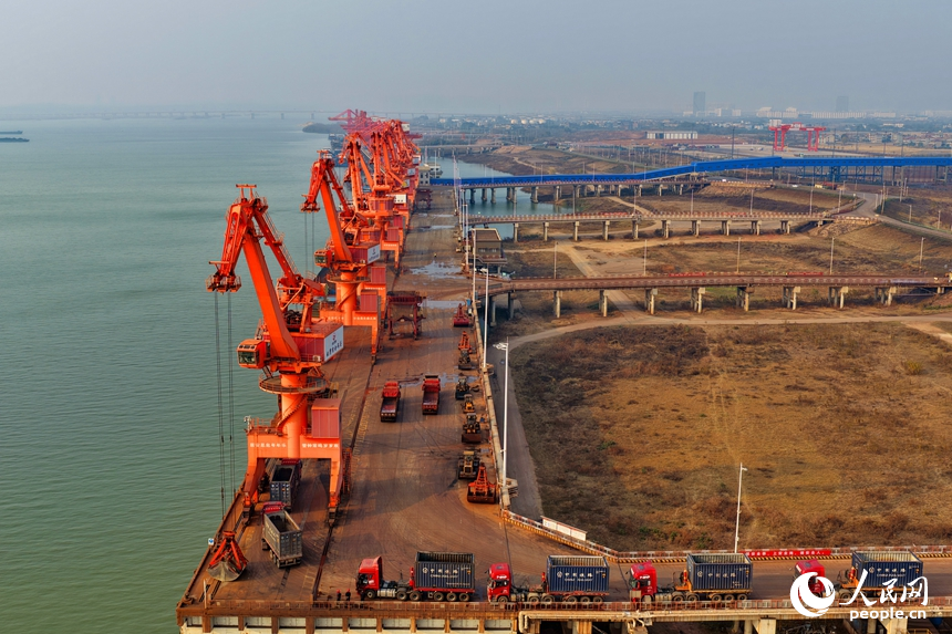 南昌港東新港區姚灣作業區綜合碼頭，吊機來回循環作業，物資裝卸有序進行。人民網記者 朱海鵬攝