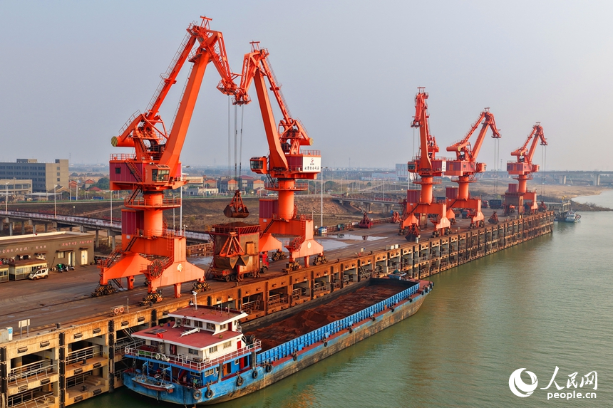 南昌港東新港區姚灣作業區綜合碼頭，吊機來回循環作業，物資裝卸有序進行。人民網記者 朱海鵬攝