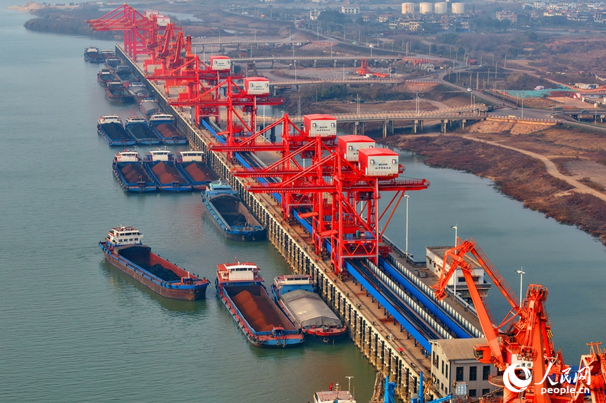 南昌港東新港區姚灣作業區綜合碼頭，吊機來回循環作業，物資裝卸有序進行。人民網記者 朱海鵬攝