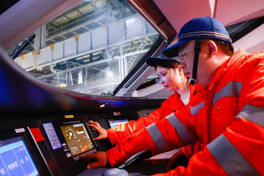 信号工在测试检查车载设备。徐勇杰摄