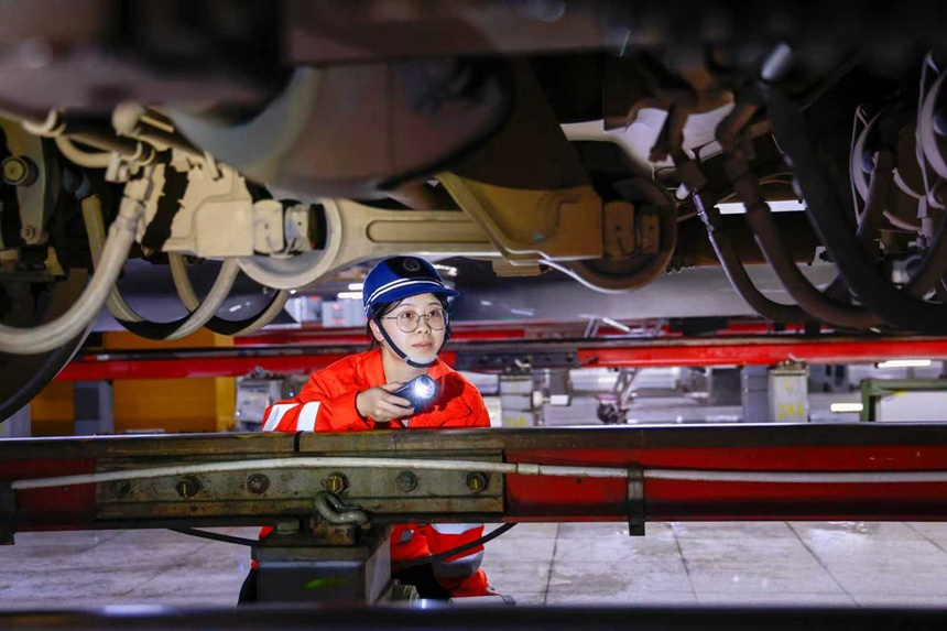 信号工在检修复兴号动车组列车。徐勇杰摄