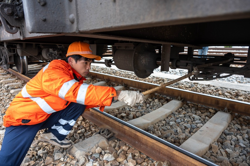 检车员检修货运列车。陈倜摄