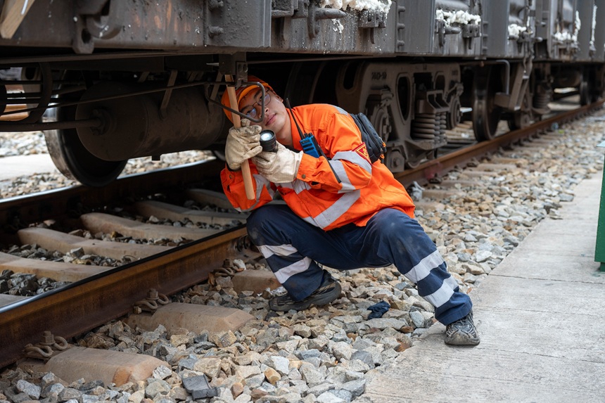  检车员检修货运列车。陈倜摄