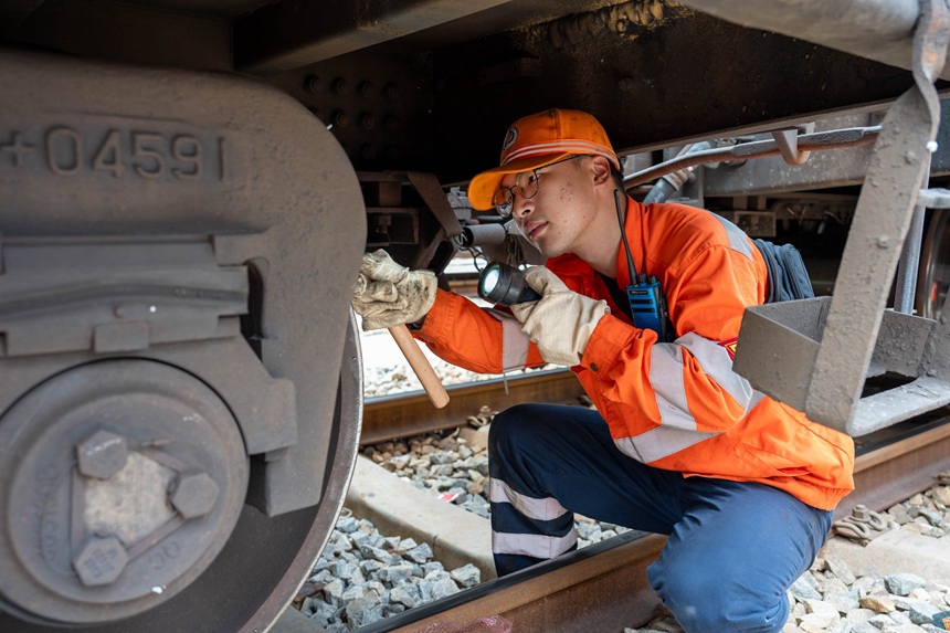 检车员检查货车轮对。陈倜摄