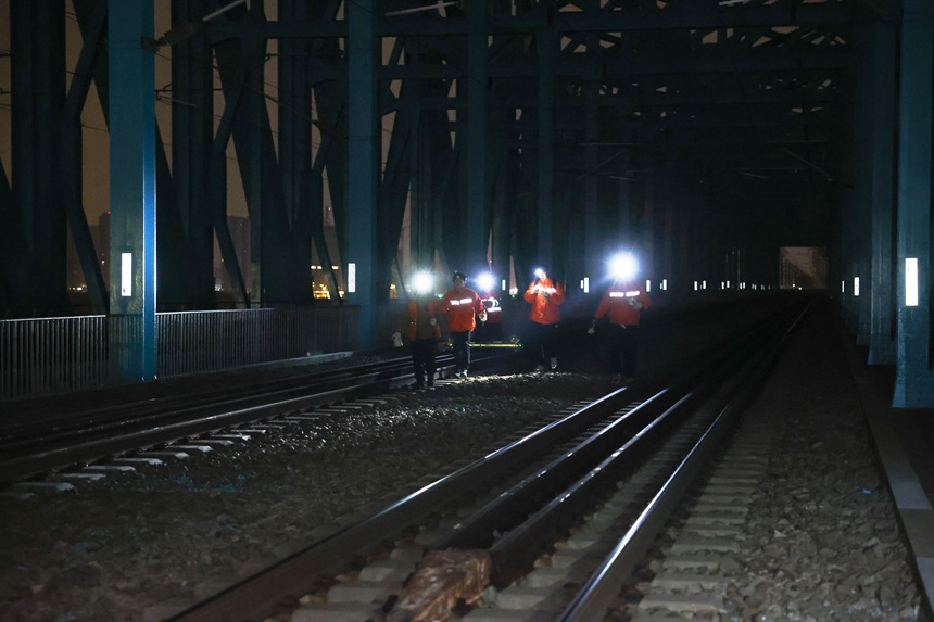 线路工在测量轨面尺寸。许世东摄