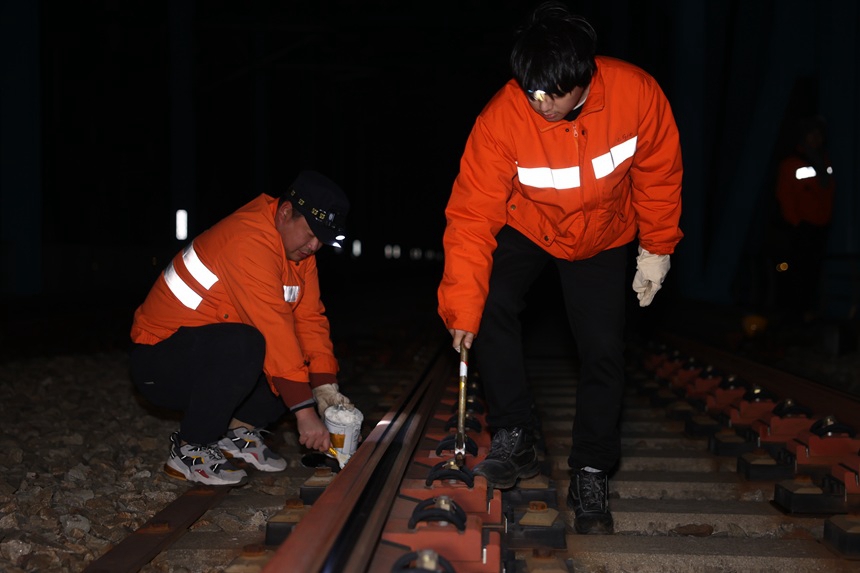 线路工检查轨道关键部位。许世东摄