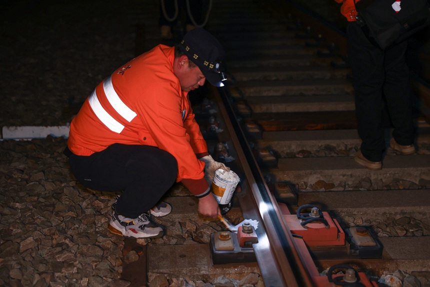 线路工对轨道关键部位进行保养。许世东摄