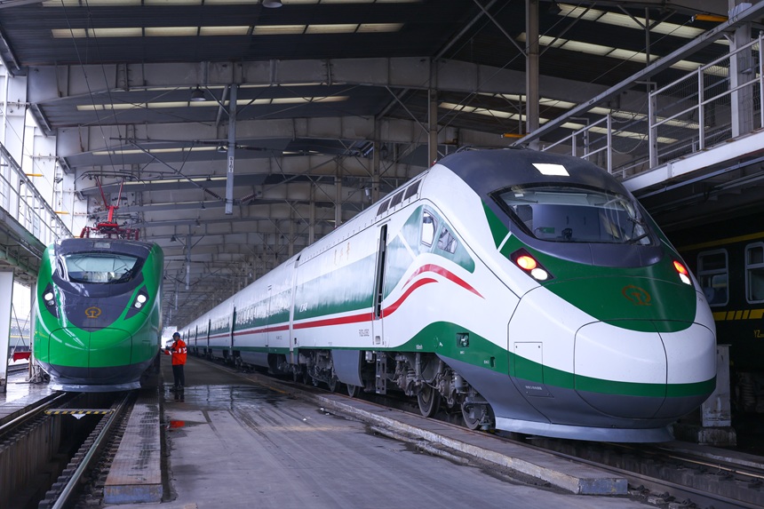 CR200J3-C和CR200J动车组整装待发。王子微摄