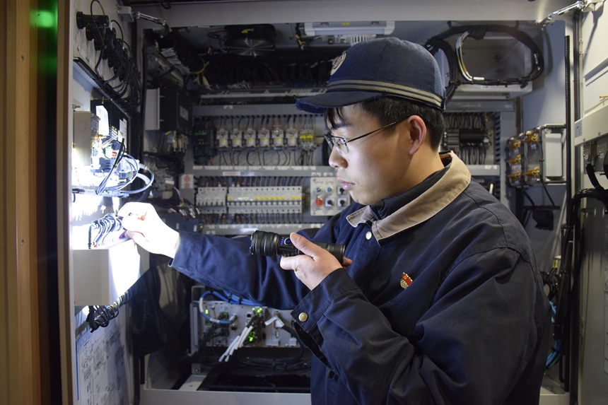 客车检车员正检查电气综合控制柜。黄雪纯摄