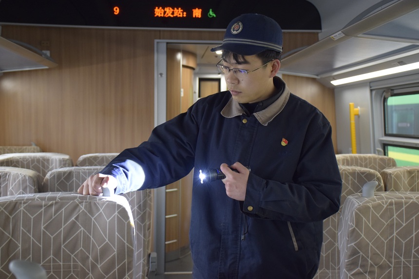 客车检车员正在检查座椅。黄雪纯摄