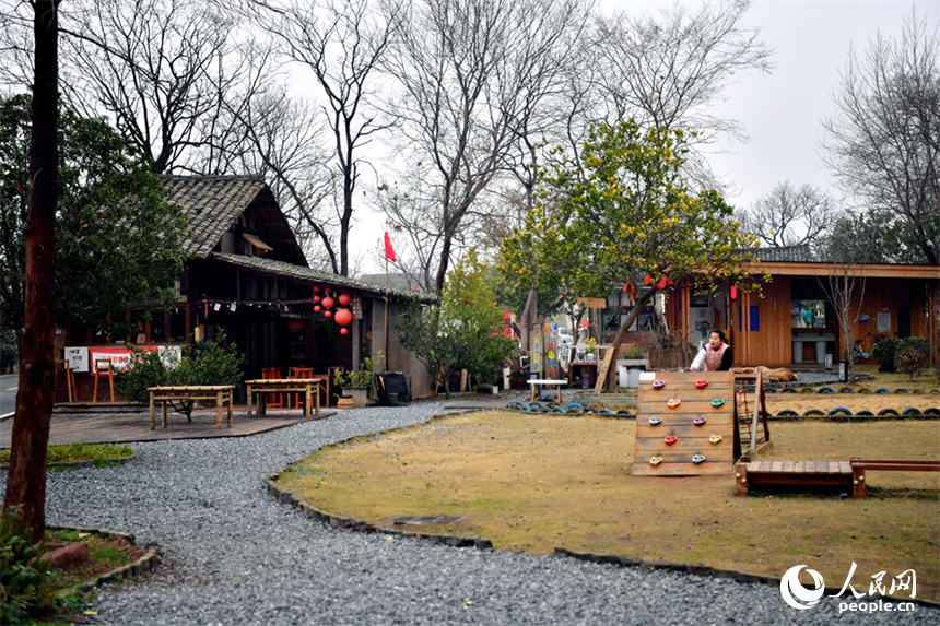 江西省南昌县塔城乡湖陂村整洁干净的村貌。人民网记者 时雨摄