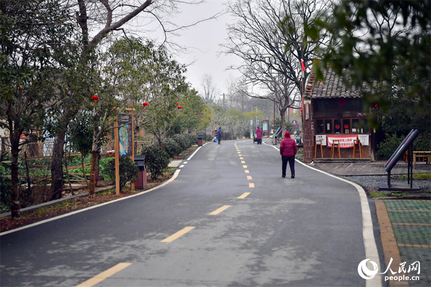 柏油路在村中延伸。人民網記者 時雨攝