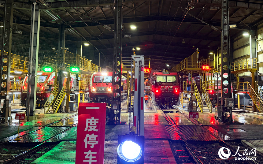 检修人员对停放机车进行整备作业。人民网记者 毛思远摄