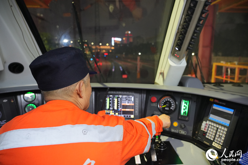 检修人员检查机车司机室。人民网记者 毛思远摄
