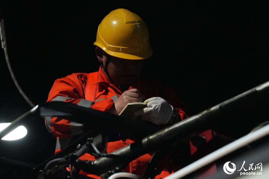 检修人员检查车顶高压部件。人民网记者 毛思远摄