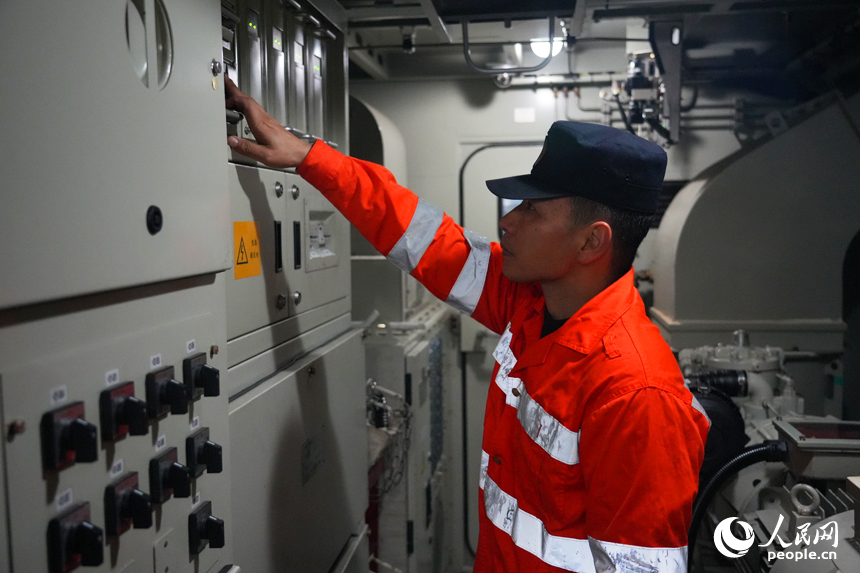 检修人员检查机车机械间各部件。人民网记者 毛思远摄