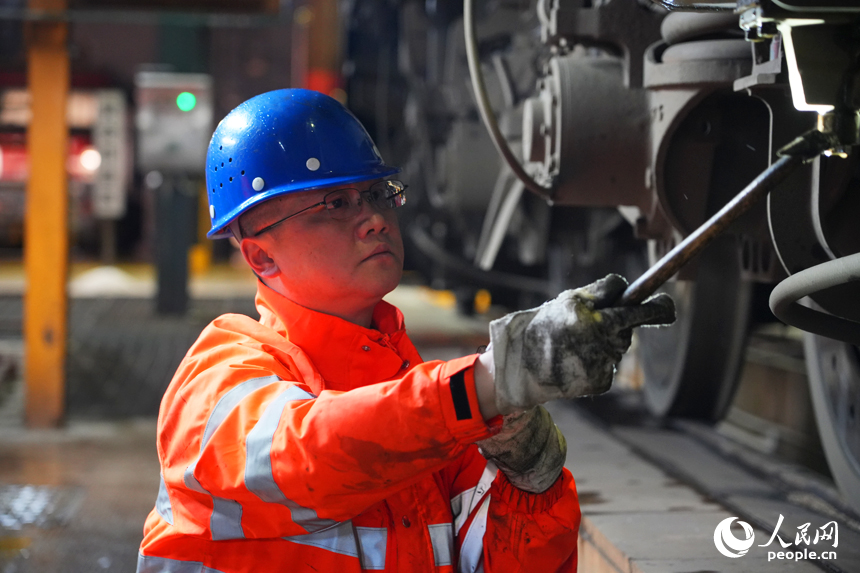 检修人员检查入库机车。人民网记者 毛思远摄