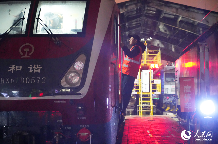 南昌机务段机车司机登乘机车，准备担当旅客列车值乘任务。人民网记者 毛思远摄