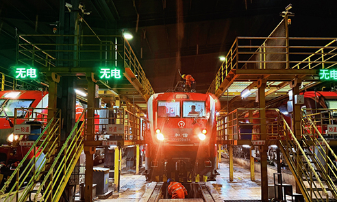 江西南昌：整备机车 护航春运