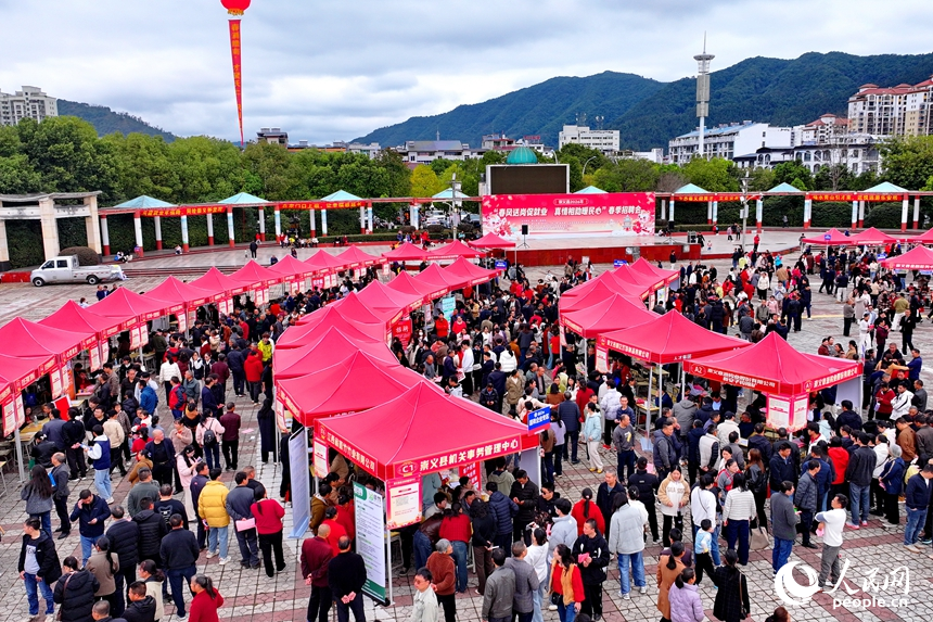 赣州市崇义县2026年“春风行动”大型招聘洽谈会现场，许多求职者前来了解咨询和应聘工作岗位。人民网记者 朱海鹏摄