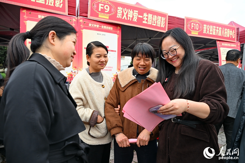 赣州市崇义县2026年“春风行动”大型招聘洽谈会现场，许多求职者前来了解咨询和应聘工作岗位。人民网记者 朱海鹏摄