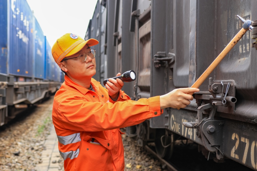 货车检车员在检查列车。李舜摄