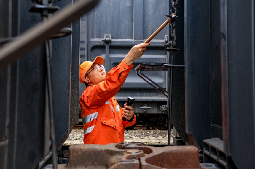 货车检车员在检查列车。李舜摄