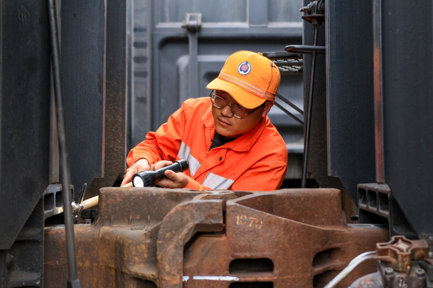 货车检车员在检查列车。李舜摄