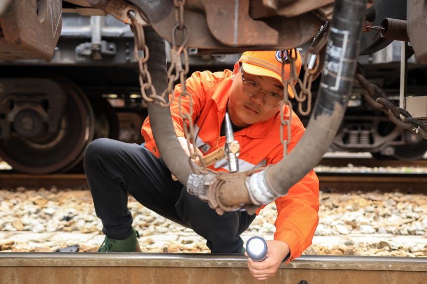 货车检车员在检查列车。李舜摄