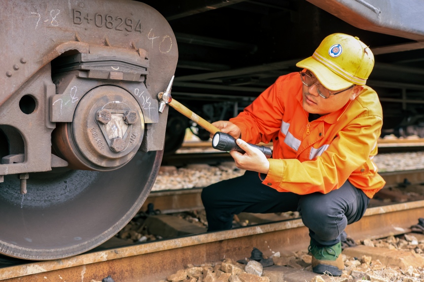 货车检车员在检查列车。李舜摄