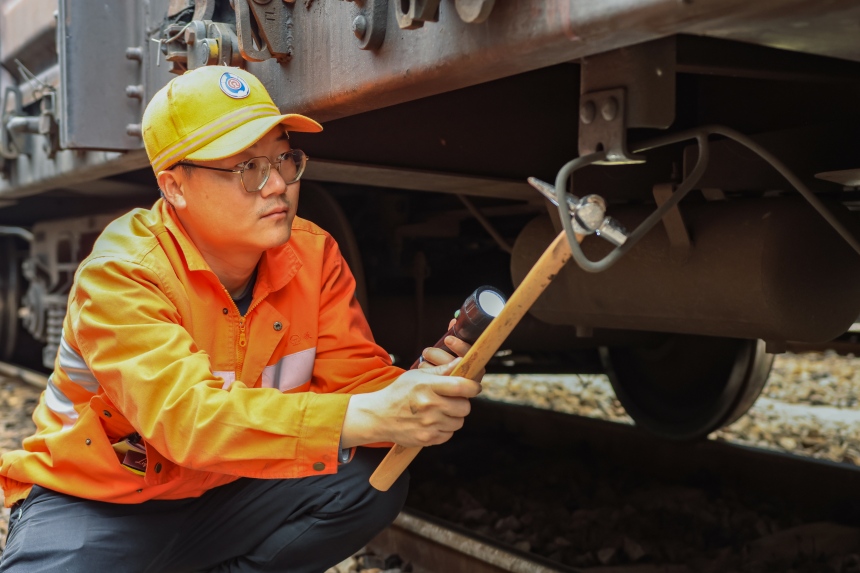 货车检车员在检查列车。李舜摄