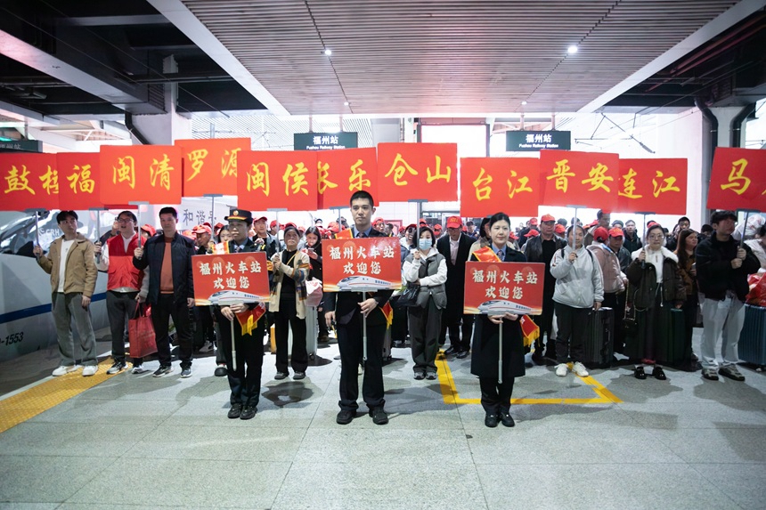 務工人員合影留念。賴嘯雲攝