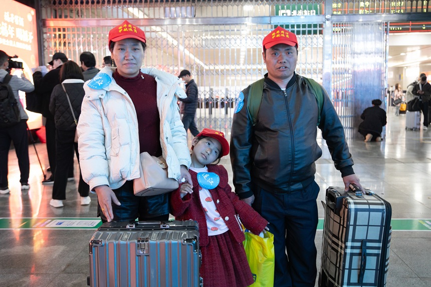 乘坐務工專列前來福州務工的一家三口。賴嘯雲攝