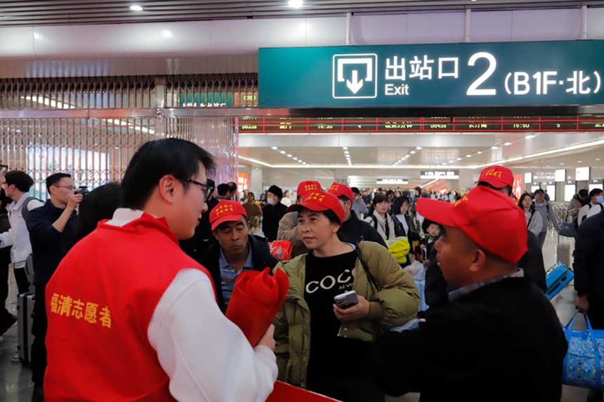 車站志願者為務工人員提供問詢服務。賴嘯雲攝