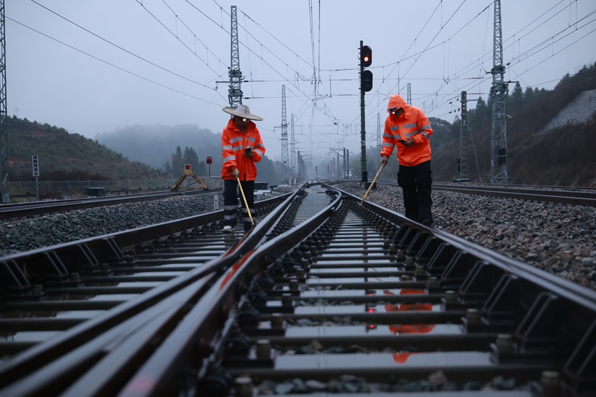 線路工檢查道岔關鍵部位。蒙斌攝