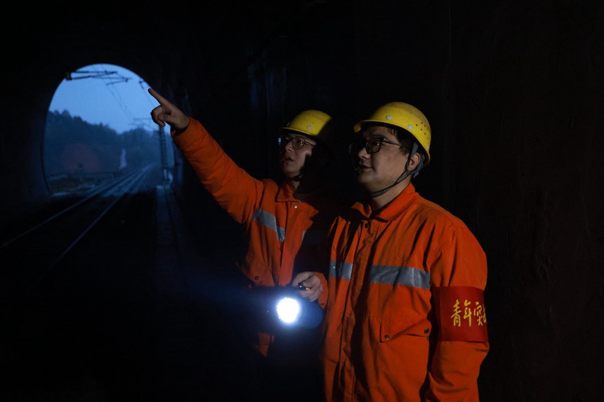 橋隧工在檢查隧道。潘友南攝