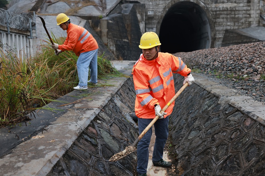 橋隧工在清理排水溝。寇清清攝