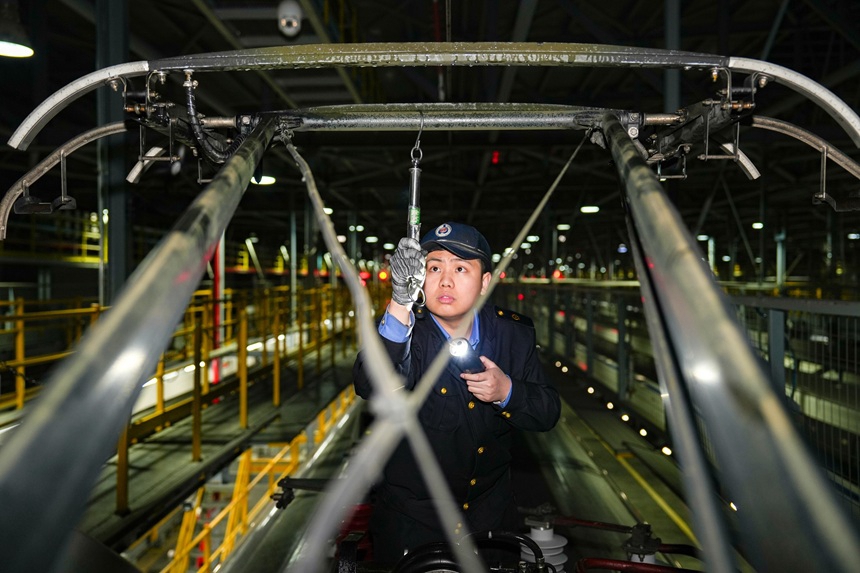 動車組機械師在測量受電弓拉力。譚文卿攝