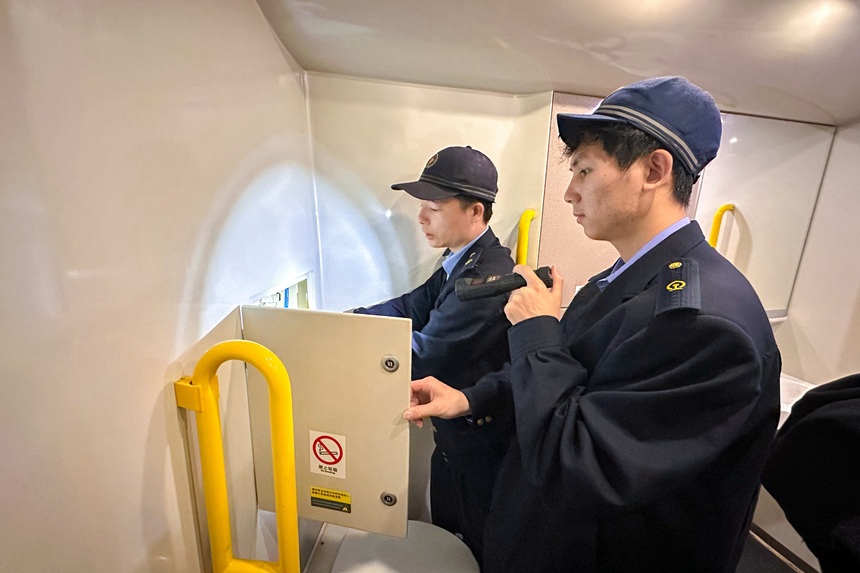 動車組機械師在檢查維修動車組集便器。譚文卿攝