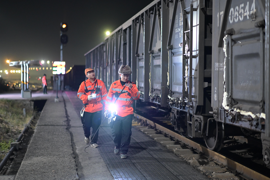 工作人員核對計劃。李寧攝