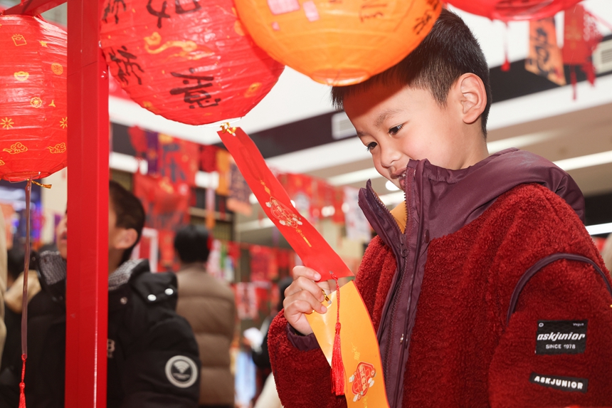 孩子正在猜燈謎。