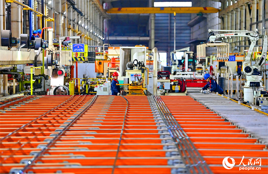 抚州市临川区的一家铝基新材料生产基地，工人在智能生产线上加工铝材产品。人民网记者 朱海鹏摄