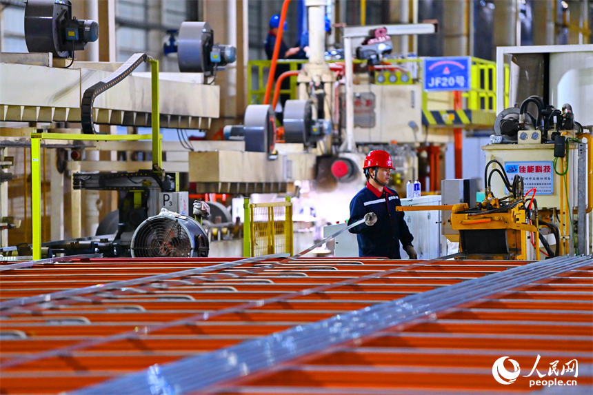 抚州市临川区的一家铝基新材料生产基地，工人在智能生产线上加工铝材产品。人民网记者 朱海鹏摄