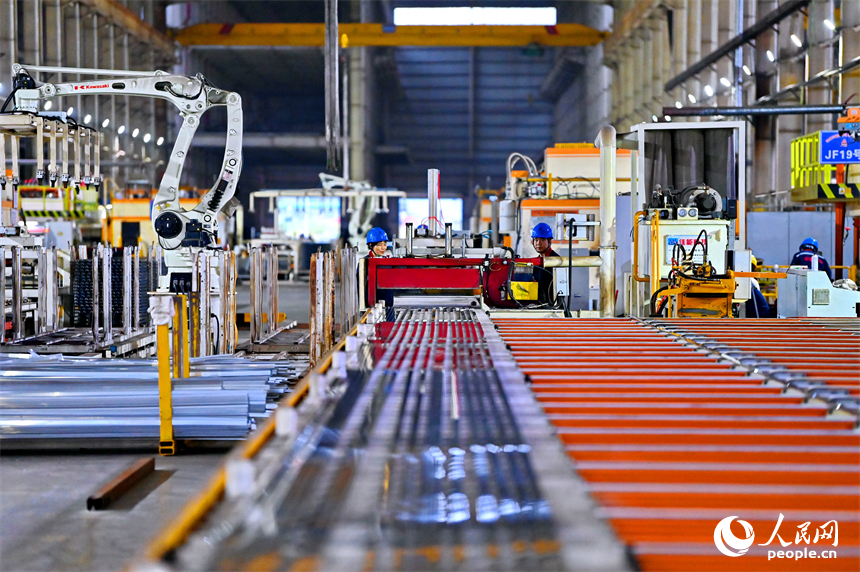 抚州市临川区的一家铝基新材料生产基地，工人在智能生产线上加工铝材产品。人民网记者 朱海鹏摄