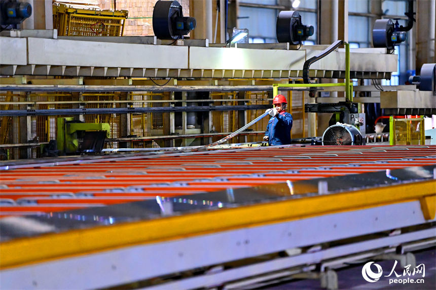 抚州市临川区的一家铝基新材料生产基地，工人在智能生产线上加工铝材产品。人民网记者 朱海鹏摄